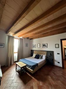 1 dormitorio con 1 cama grande y techo de madera en Boma Countryhouse, en Casale Bufalotta