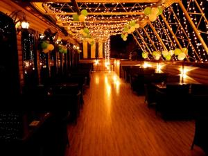 SEASHELLINN HOTEL في كراتشي: غرفة طعام مع طاولات وكراسي وأضواء