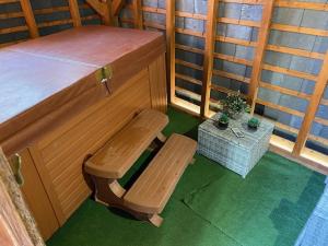 a small room with a bench and a table at Gite des 2 arbres de la sagesse , agréable chalet avec spa privatif in Ardentes