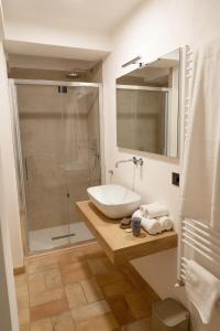 bagno con lavandino e doccia di Casa Vespina Agriturismo Biologico a Orvieto