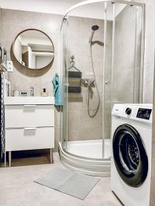 布達佩斯的住宿－T32 Central Modern Suites，带淋浴和洗衣机的浴室