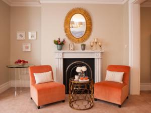 uma sala de estar com duas cadeiras e um espelho em The Charm Brighton Boutique Hotel & Spa em Brighton & Hove