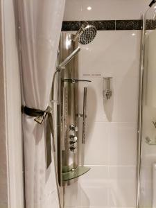 y baño con ducha y cortina de ducha. en Private Garden Room - Rural Village, en Stamford