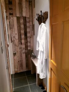 Baño con una toalla blanca colgada en la pared en Private Garden Room - Rural Village, en Stamford