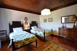 A bed or beds in a room at Casa dos Assentos de Quintiaes