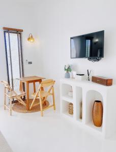 TV a/nebo společenská místnost v ubytování Kamari Cafe&Resort Kohlarn คามารีคาเฟ่แอนด์รีสอร์ทเกาะล้าน + 37 fotografií