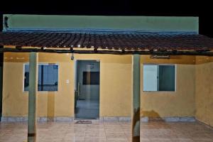 a building with a door in front of it at casa nova com ar condicionado in Pirapora