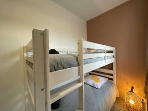 a bedroom with two bunk beds and a lamp at Le Cocon familial de la gare in Sens