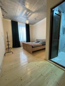 um quarto grande com uma cama e uma janela grande em Khedi em Mestia
