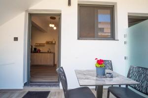 Kuchyň nebo kuchyňský kout v ubytování Serenity Luxe Suites