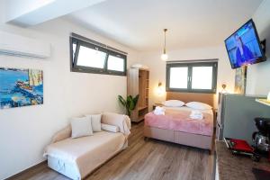 Postel nebo postele na pokoji v ubytování Serenity Luxe Suites
