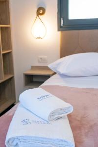 Postel nebo postele na pokoji v ubytování Serenity Luxe Suites