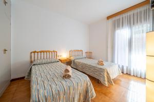 1 dormitorio con 2 camas y ventana en Classic Can Jeroni, en Figueres