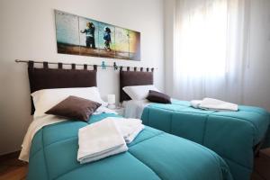 Habitación con 2 reposapiés azules en un dormitorio en La casa di Jacopo [Intero appartamento+parcheggio], en Pistoia