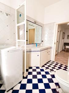 a bathroom with a checkered floor at La casa di Jacopo [Intero appartamento+parcheggio] in Pistoia