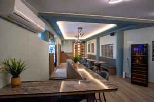 un bar in un ristorante con tavoli e sedie di Serenity Luxe Suites a Párga