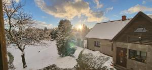 einen schneebedeckten Hof neben einem Haus in der Unterkunft Michówka in Mikoszewo
