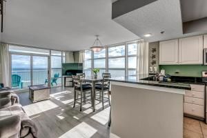 uma cozinha e sala de estar com vista para o oceano em Carolinian Beach Resort 2133 em Myrtle Beach