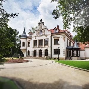 een groot wit huis met een oprit bij Pałac Polanka in Krosno