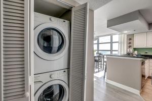 uma lavandaria com duas máquinas de lavar e secar roupa em Carolinian Beach Resort 2133 em Myrtle Beach