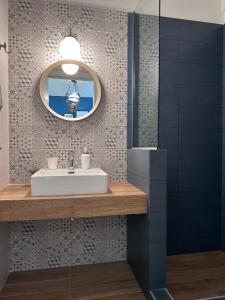 bagno con lavandino e specchio di 7PocketHouse a Salonicco