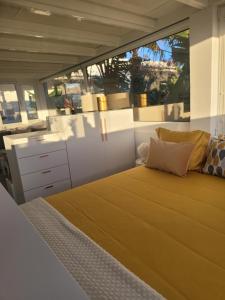 un grande letto in una stanza con una grande finestra di Un sueño a Playa Blanca
