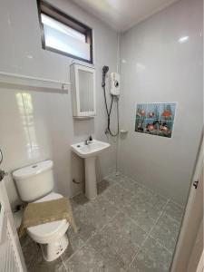 a bathroom with a white toilet and a sink at DE VARIS KHAOKHO in Ban Non Na Yao