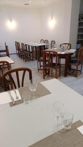 una sala da pranzo con tavoli e sedie con bicchieri da vino di Hotel Venta de la Punta a Santa Bárbara