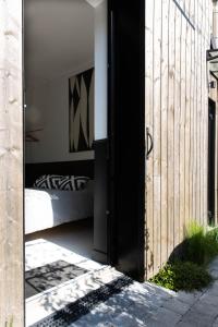 a bedroom with a bed and a wooden fence at Chambre avec salle de bain et accès indépendant in Nantes