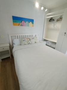 1 dormitorio con 1 cama blanca grande en una habitación en Rincón de Mar - En Playa Estaño, en Gijón
