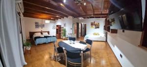 a room with two beds and a table and chairs at departamento temporario de 1 a 4 personas in Posadas