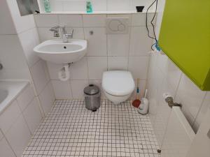 La petite salle de bains est pourvue de toilettes et d'un lavabo. dans l'établissement Ferienwohnung in Köln1901, à Cologne