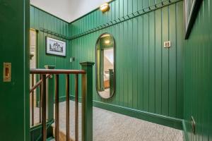 Habitación verde con pasillo con espejo en Luxury Mews House in Harrogate, en Harrogate 30 fotos más