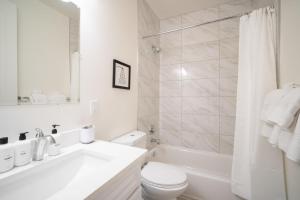 Dupont Circle 2br w wd nr nightlife metro WDC-751 في واشنطن: حمام أبيض مع حوض ومرحاض ومغسلة