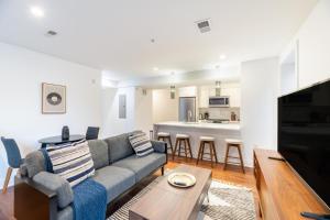 uma sala de estar com um sofá e uma cozinha em Logan Circle 1br w wd nr park dining WDC-755 em Washington