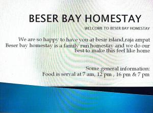 Una señal que dice que la granja de Beekeeper Bay con un azul en Beser Bay Homestay, en Besir