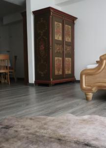 een kamer met een kast en een houten vloer bij meywohnen Prien am Chiemsee in Prien am Chiemsee