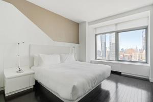 A bed or beds in a room at Financial District w WD gym elevator NYC-1366