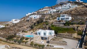 eine Luftaufnahme eines Hauses auf einem Hügel in der Unterkunft Villa Crystal by Mykonos Mood in Fanari