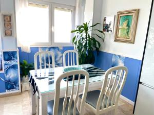 comedor con mesa blanca y sillas en Apartamento Isabel By Solymar Holiday, en Mezquitilla