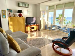 sala de estar con sofá, TV y mesa en Apartamento Isabel By Solymar Holiday, en Mezquitilla