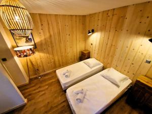 een badkamer met 2 bedden in een houten muur bij Appartement Chamonix Centre Vue MontBlanc in Chamonix-Mont-Blanc