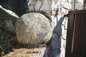 ein Steinschild an der Seite einer Steinmauer in der Unterkunft Villa Giulia in Castello del Lago