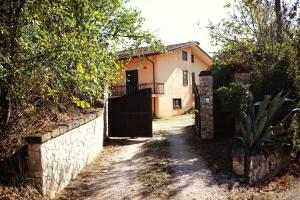 ein Haus mit einem Tor vor einer Einfahrt in der Unterkunft Villa Giulia in Castello del Lago