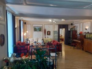 un soggiorno con divani rossi e pianoforte di Aigle d'Or a Thiers