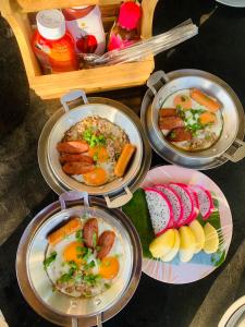 un grupo de platos de comida en una mesa en Utopua Resort ยูโทปัวว์ รีสอร์ท, en Pua