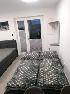 una sala de estar con dos camas y un sofá en Schöne gemütliche Wohnung, Ferienwohnung in ruhiger Lage, en Auerbach