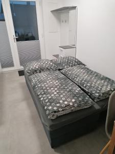 een bed in een kamer met een zwart bedframe bij Schöne gemütliche Wohnung, Ferienwohnung in ruhiger Lage in Auerbach