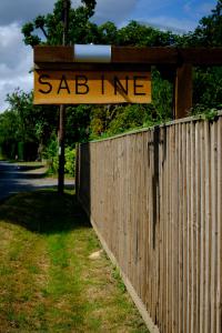 una señal que dice saltear junto a una valla en Sabine Barn en Oxford