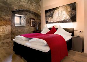 a bedroom with two beds with red and white pillows at Gästehaus Edelzimmer in Rothenburg ob der Tauber